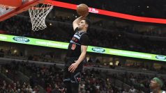 Zach Lavine střílí jeden ze svých košů v utkání proti Bostonu