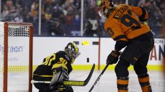 Útočník Philadelphie Jakub Voráček před brankou Matta Murrayho v zápase pod širým nebem