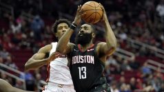 James Harden střílí na koš v zápase proti Miami