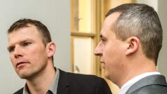 Obžalovaní příslušníci vězeňské služby Jaroslav Nepovím (vlevo) a Miroslav Hupka (vpravo) na chodbě okresního soudu v Litoměřicích