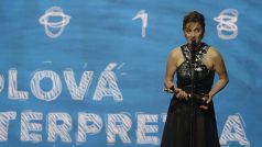 Sólovou interpretkou roku byla na Cenách Anděl vyhlášena Barbora Poláková za album ZE.MĚ, na němž se podílel i její kapelník David Hlaváč