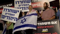 Na snímku z roku 2013 drží Ben Ari izraelskou vlajku