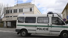 Čtyřiasedmdesátiletého pacienta, který v noci z pátku na sobotu postřelil ve Fakultní nemocnici Královské Vinohrady dva lidi, obvinili policisté z pokusu o vraždu