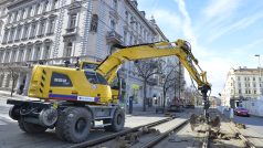 Vinohradská ulice se původně měla rekonstruovat kompletně, tedy kromě kolejí i vozovka a další části. K tomu ale prozatím nedojde