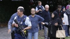 Policie odvádí svědky střelby z mešity v centrální části města Christchurch