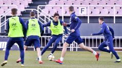 Fotbalista Patrik Schick (uprostřed) během tréninku české reprezentace před odletem do Londýna
