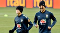 Fotbalisté Brazílie při tréninku v Praze před přípravným utkání Česká republika - Brazílie. (zleva) Philippe Coutinho a Roberto Firmino.