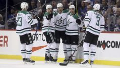 Útočník Radek Faksa oslavuje se svými spoluhráči gól vstřelený do sítě Winnipegu