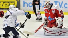 Gólman Olomouce Branislav Konrád zasahuje proti střele Miroslava Indráka v pátém zápase série play-off