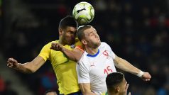 Casemiro a Tomáš Souček v hlavičkovém souboji během přátelského utkání mezi Českou republikou a Brazílií