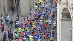 Závodníci na trati Pražského půlmaratonu 6. dubna 2019 v centru hlavního města