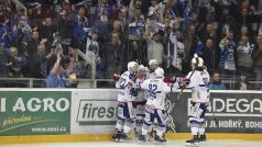 Hráči a fanoušci Komety Brno se radují z gólu vstřeleného do branky Liberce v semifinále play-off Tipsport extraligy