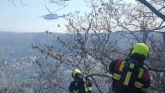 Hasiči likvidují požár na skalách poblíž Vltavy