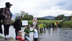 Účastníci happeningu proti rozšiřování dolu Turów utvořili na Trojmezí lidský řetěz