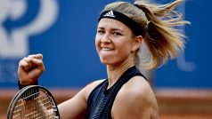Tenistka Karolína Muchová se raduje během čtvrtfinálového utkání s Natalií Vichljancevovou na turnaji J&amp;T Banka Prague Open