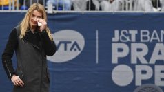 Dojatá Lucie Šafářová během své rozlučky s domácími fanoušky před finálovým zápasem turnaje WTA v Praze