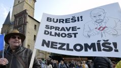 Lidé na demonstraci se shodují, že nová ministryně Benešová hájí premiéra Babiše a obávají se, že premiér tak bude zasahovat do justiční moci ve svůj prospěch