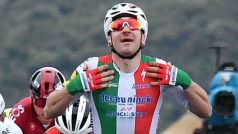 Fernando Gaviria (v dresu s italskou trikolorou) vyhrál třetí etapu Gira d&#039;Italia.