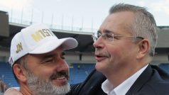 Trenér Slavie Jindřich Trpišovský (vlevo) a šéf pražského klubu Jaroslav Tvrdík oslavují ligový titul