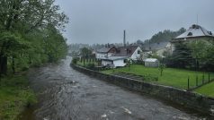 Hladina Smědé v Hejnicích v Jizerských horách se ve středu ráno dostala na druhý povodňový stupeň, v 10:00 ale klesla pod tuto hranici. Obec a hasiči zůstávají dál v pohotovosti.