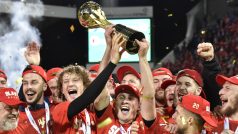 Fotbalisté Slavie s trofejí pro vítěze Mol Cupu