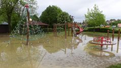 Dětské hřiště v obci Ústí nedaleko Teplic nad Bečvou na Přerovsku, které kvůli vydatným dešťům zaplavila voda z Bečvy.