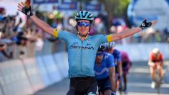 Pello Bilbao jako vítěz v cíli 20. etapy Giro d&#039;Italia. V pozadí je v růžovém dresu na čtvrtém místě finišující celkový lídr Carapaz.