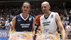 Exhibiční basketbalové utkání Poslední souboj hraný jako rozlučka Luboše Bartoně (vpravo) a Jiřího Welsche