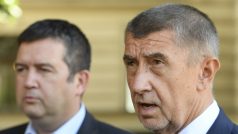 Šéf ČSSD a ministr vnitra Jan Hamáček (vlevo) a premiér a šéf hnutí ANO Andrej Babiš