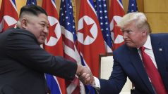 Americký prezident Donald Trump se v neděli v hraniční vesnici Pchanmundžom v demilitarizované zóně mezi Jižní a Severní Koreou potřetí setkal se severokorejským vůdcem Kim Čong-unem.