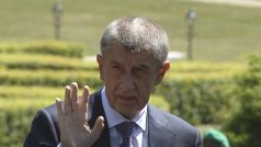 Předseda vlády Andrej Babiš (ANO) odjíždí 4. července 2019 ze zámku v Lánech, kde jednal s prezidentem Milošem Zemanem a vicepremiérem Janem Hamáčkem (ČSSD)