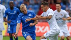 Liberecký Jan Mikula (vlevo) v souboji s Danielem Holzerem z Baníku Ostrava