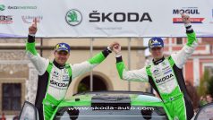 Posádka Fina Kalleho Rovanpery v cíli Rallye Bohemia