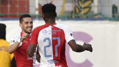 Nicolae Stanciu a Ibrahim Traoré ze Slavie se radují z gólu