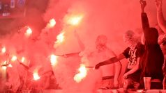 Fotbaloví fanoušci Slavie Praha v utkání s Olomoucí