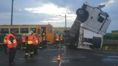 Nehoda osobního vlaku a kamionu na Opavsku.