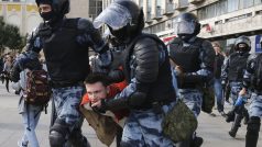 Minulou sobotu bylo při podobné akci zadrženo v Moskvě převážně krátkodobě přes tisíc lidí a organizátorům hrozí vysoké tresty vězení.