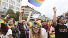 Účastnice pochodu Prague Pride.