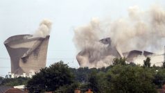 V neděli v sedm hodin ráno padli k zemi zbylé tři chladící věže tepelné elektrárny Didcot A v hrabství Oxfordshire
