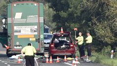Při čelním střetu osobního auta s kamionem zemřeli v pondělí ráno na silnici I/55 u Sudoměřic na Hodonínsku dva dospělí a dva chlapci školního věku
