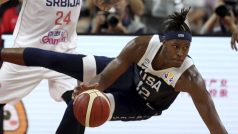 Američan Myles Turner (vpravo) v pádu během utkání se Srbskem na mistrovství světa.