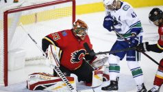 Český brankář David Rittich v přípravném utkání mezi Calgary Flames a Vancouverem Canucks.