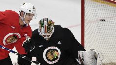 Dominik Kubalík a brankář Corey Crawford na tréninku Chicaga Blackhaws před pražským utkání NHL