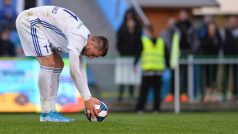 Nikolaj Komličenko si staví míč na penaltu proti Viktorii Plzeň