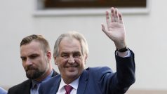 Prezident Miloš Zeman (vpravo) vystupuje 17. října 2019 z automobilu u interní kliniky pražské střešovické nemocnice, kam podle Hradu přijel na čtyřdenní rekondiční pobyt