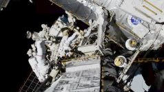 Úkolem astronautek bylo vyměnit staré zařízení regulující napájení pro jednu ze tří nových baterií.