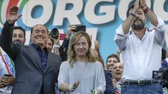 Zleva Silvio Berlusconi, předsedkyně strany Bratři Itálie Giorgia Meloniová a Matteo Salvini.