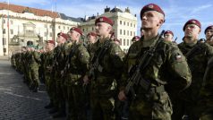 Tradiční ceremoniál se konal na pražském Hradčanském náměstí u příležitosti nadcházejícího 101. výročí vzniku samostatného československého státu.