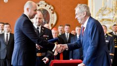 Prezident Miloš Zeman (vpravo) povýšil do hodnosti brigádního generála šéfa Generální inspekce bezpečnostních sborů (GIBS) Radima Dragouna