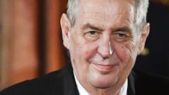 Prezident Miloš Zeman předává Medaili Za zásluhy I. stupně za zásluhy o stát v oblasti hospodářské ekonomovi Janu Stružovi.